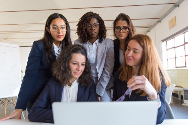 Группа деловых женщин, работающих с ноутбуком