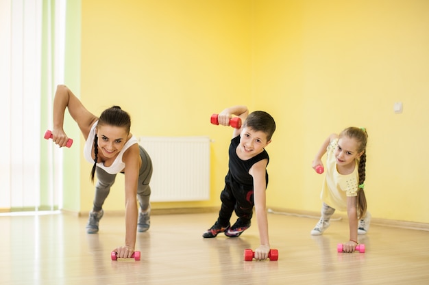 Foto gratuita gruppo bambini classe sport famiglia dei bambini