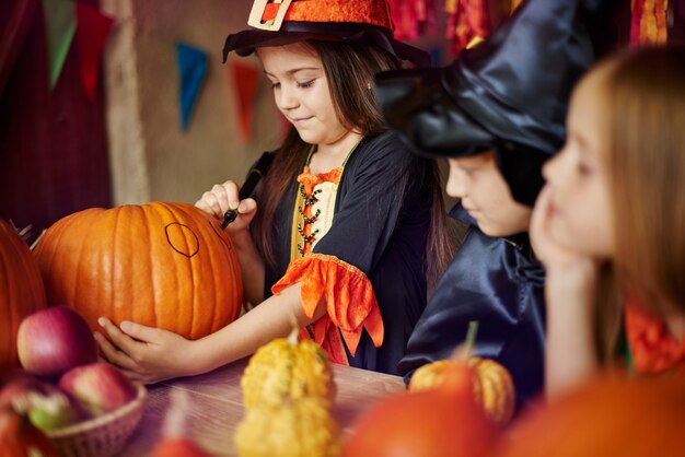 ハロウィーンのカボチャを飾る子供たちのグループ