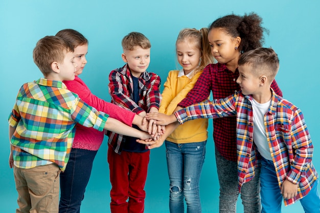 Группа детей делает рукопожатие