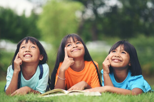 芝生で読書をしている子供たちのグループ