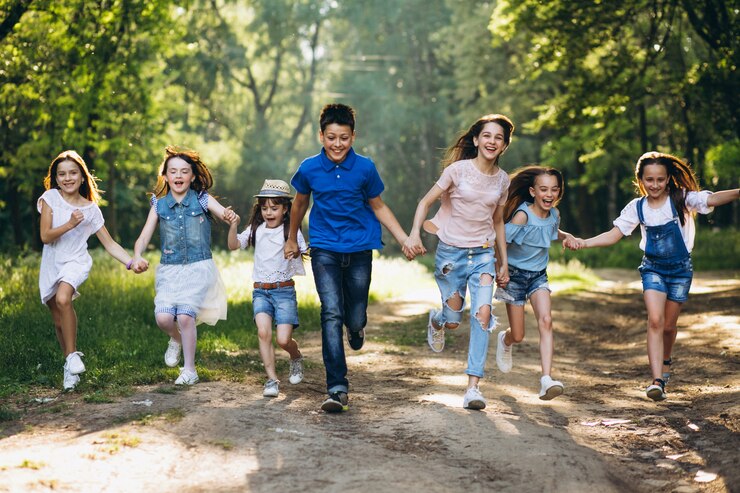 Free Photo group of children in park