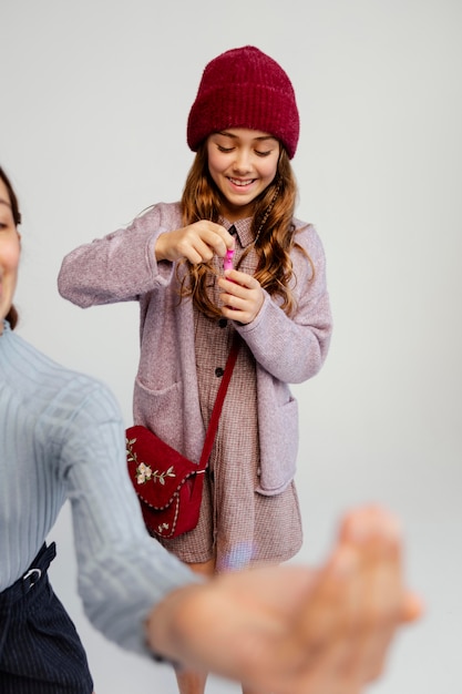 Foto gratuita gruppo di bambini che giocano con le bolle di sapone