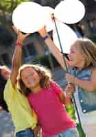 Foto gratuita gruppo di bambini che hanno divertimento nel parco.