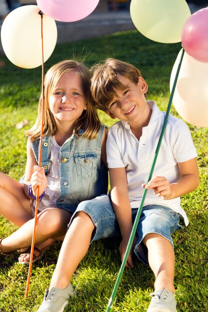 Gruppo di bambini che hanno divertimento nel parco.