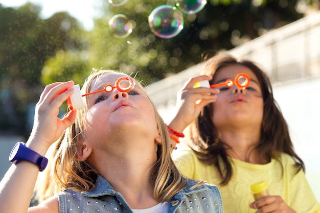 Foto gratuita gruppo di bambini che hanno divertimento nel parco.