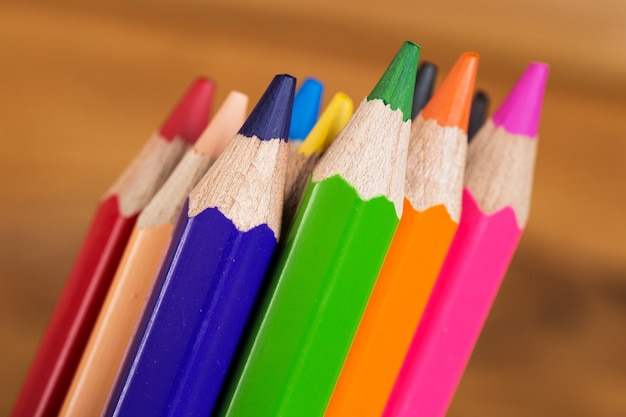 Группа красочных карандашей на столе