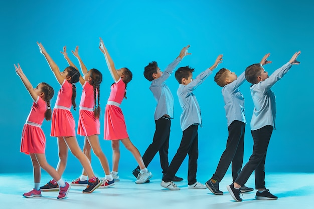 Группа детей танцора