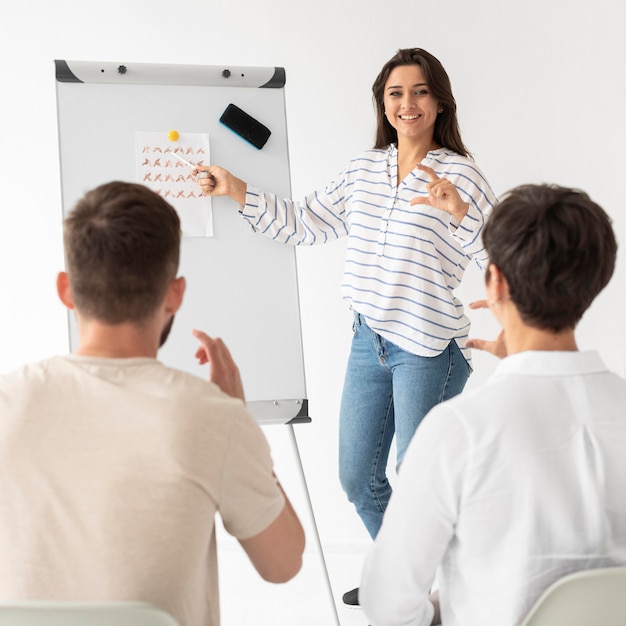 Foto gratuita gruppo di persone sorde che comunicano attraverso il linguaggio dei segni