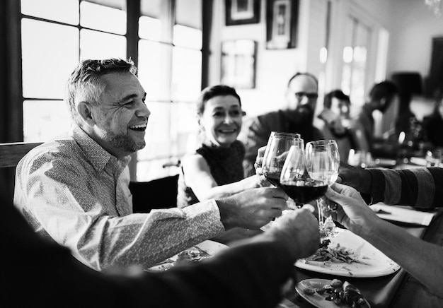 Un gruppo di amici diversi sta festeggiando insieme