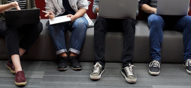 Foto gratuita un gruppo di persone diverse sta facendo un brainstorming insieme