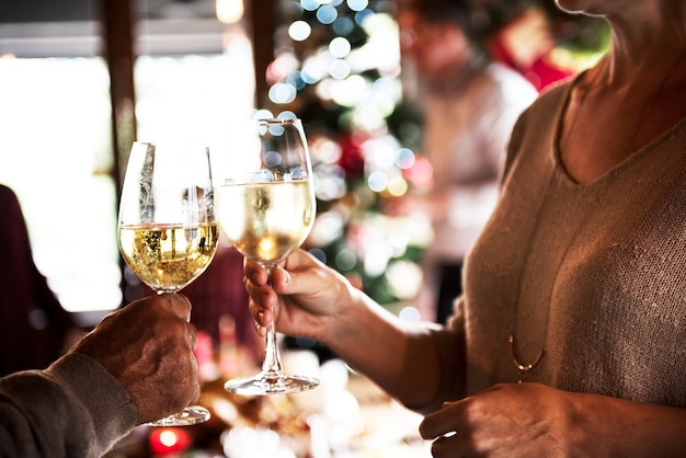 Foto gratuita un gruppo di persone diverse celebra le vacanze di natale