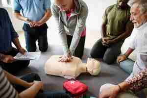 Foto gratuita gruppo di persone diverse in cpr training class