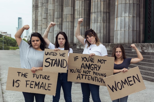 一緒に抗議している女性活動家のグループ