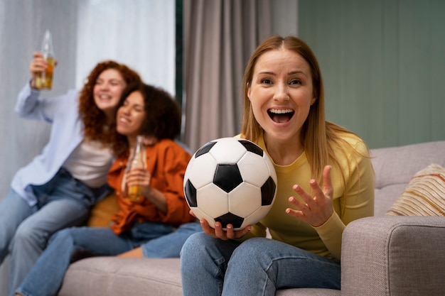 Foto gratuita gruppo di amiche che guardano insieme sport a casa