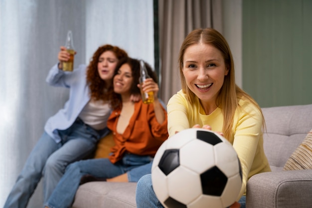 Foto gratuita gruppo di amiche che guardano insieme sport a casa