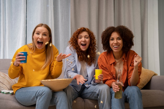 Foto gratuita gruppo di amiche che guardano insieme sport a casa