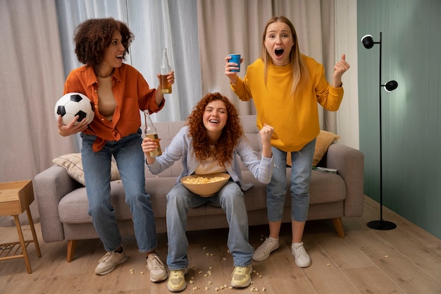 Foto gratuita gruppo di amiche che guardano insieme sport a casa