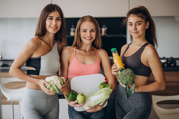 Группа подходящих девушек с овощами