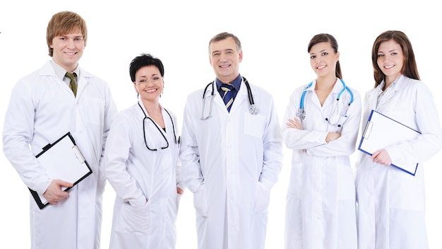 Foto gratuita un gruppo di cinque medici di successo che ridono che stanno insieme