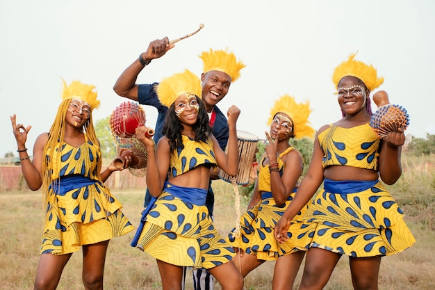 Foto gratuita gruppo di amici al carnevale africano