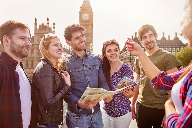 Free photo group of friends against the big ben