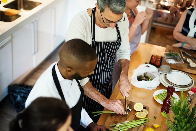 Gruppo di amici che cucinano in cucina