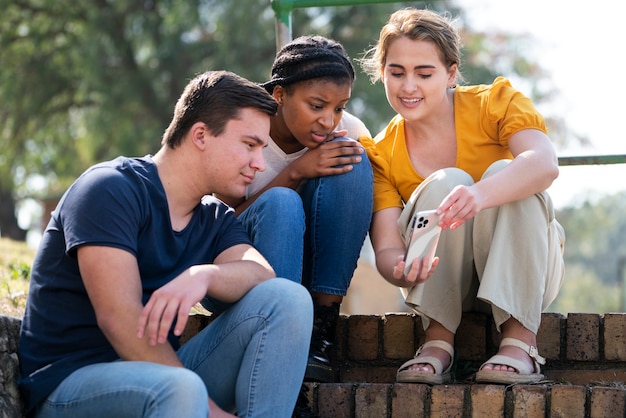 Free photo group of friends criticizing and judging other people