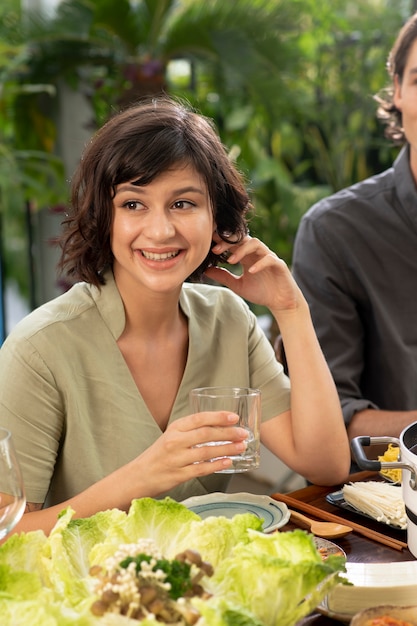 外食する友人のグループ