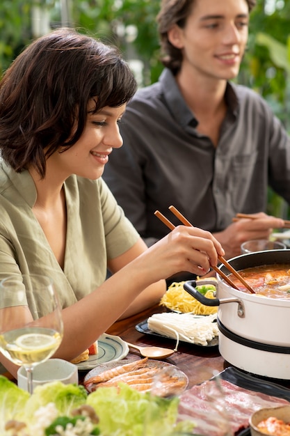 外食する友人のグループ