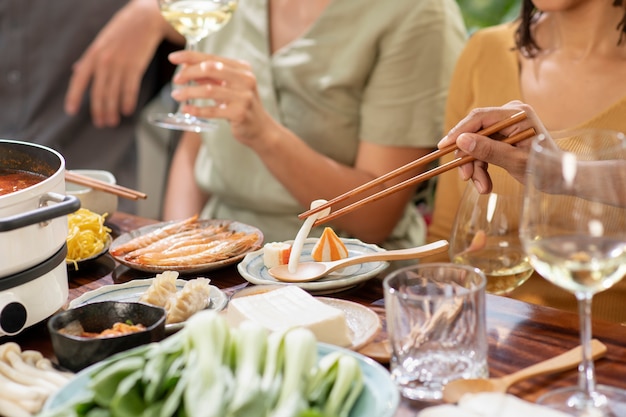 外食する友人のグループ