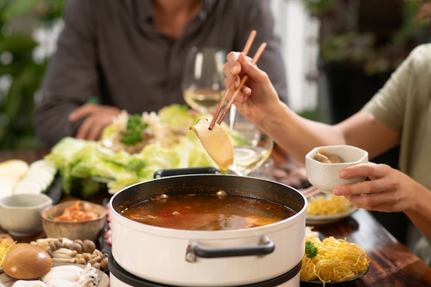 Foto gratuita gruppo di amici a cena fuori