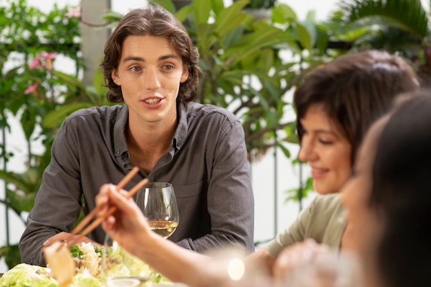 Foto gratuita gruppo di amici a cena fuori