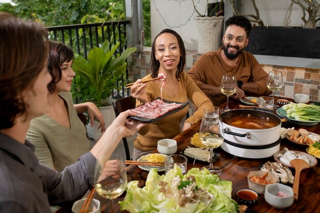 外食する友人のグループ