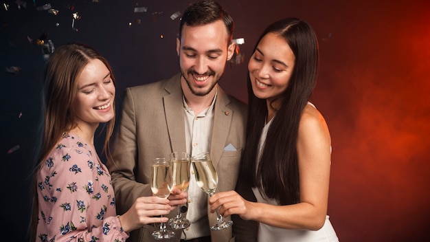 Группа друзей пьет шампанское на новый год