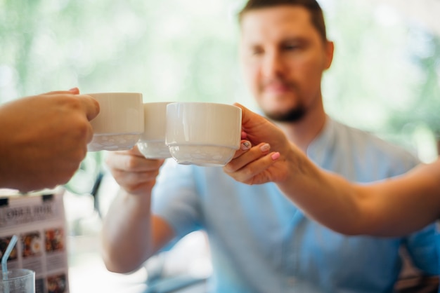 お茶を飲む友人のグループ