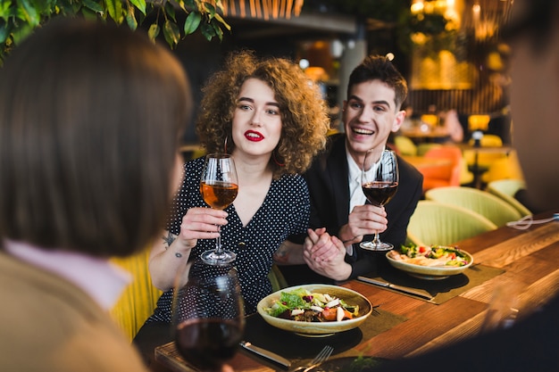 レストランで食べる友人のグループ