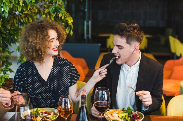 レストランで食べる友人のグループ