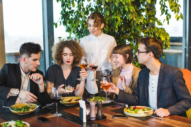 식당에서 먹는 친구의 그룹