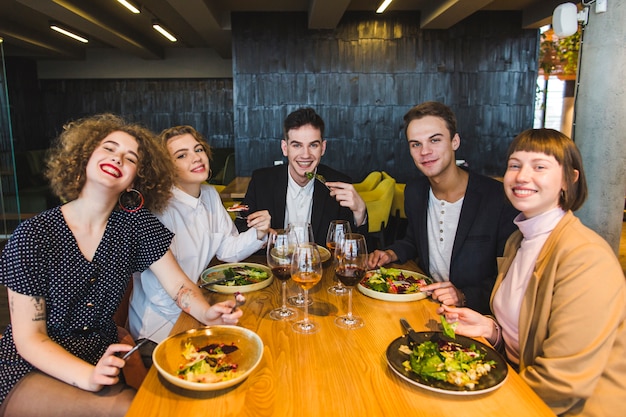 Gruppo di amici che mangiano nel ristorante