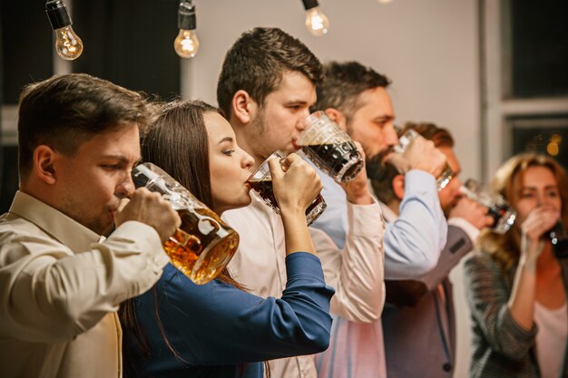 맥주와 함께 저녁 음료를 즐기는 친구의 그룹