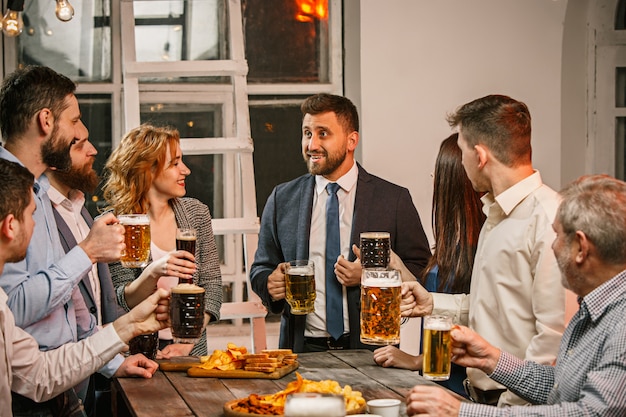 맥주와 함께 저녁 음료를 즐기는 친구의 그룹