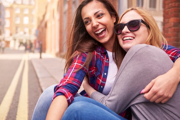 Free photo group of friends enjoying in the street