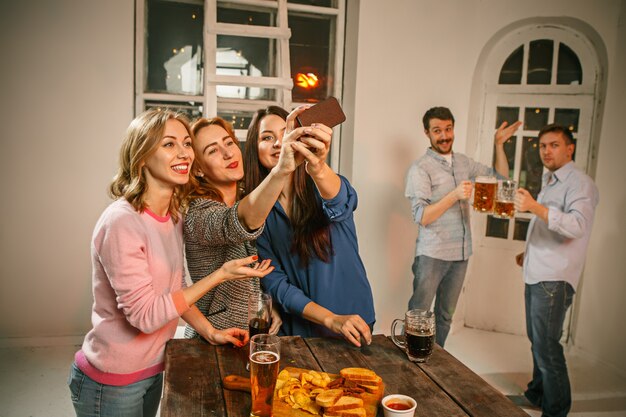 Selfie 사진을 만드는 친구 여자의 그룹