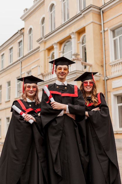 Foto gratuita gruppo di amici alla laurea