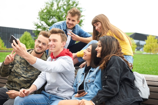 Gruppo di amici che fanno un selfie