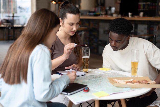 カフェでの旅行を計画している友人のグループ