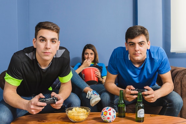 Foto gratuita gruppo di amici che giocano sulla console