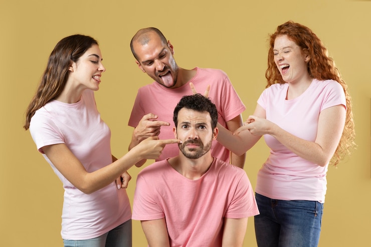 मुफ़्त फोटो एक साथ पोज देते हुए दोस्तों का समूह