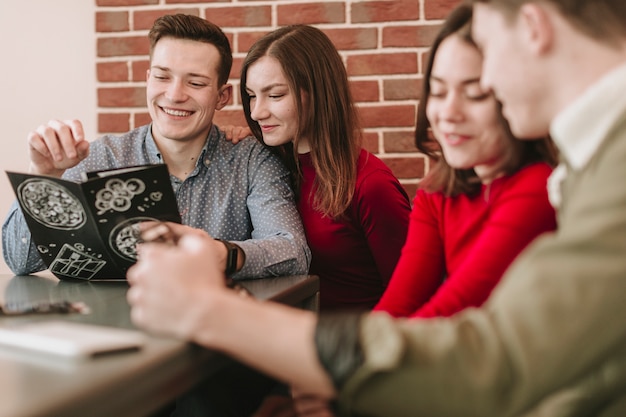 Free photo group of friends in a restaurant